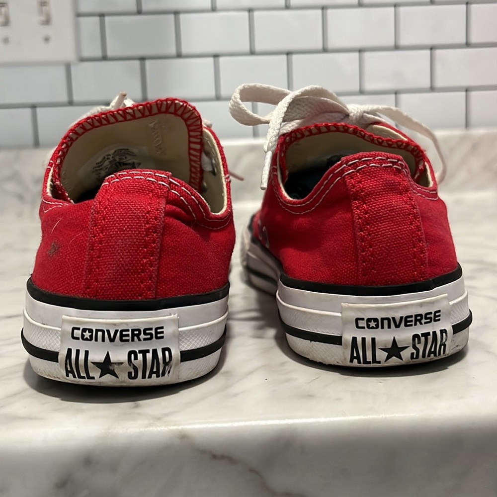 Red converse - Picture 3 of 4